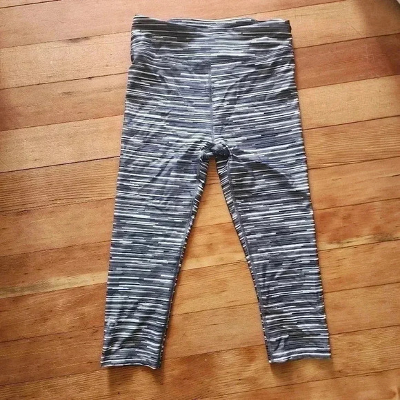 Under Armour Heatgear Cropped Compression Leggings - Small- Black White Grey - Picture 1 of 4